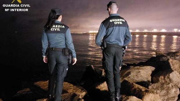 La Guardia Civil rescata a una mujer que se había precipitado al mar y quedó inconsciente en Torrevieja