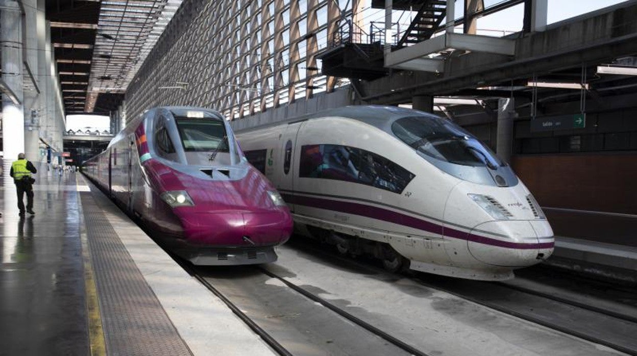 Un tren Avlo (violeta) junto a un AVE, en la estación de Atocha de Madrid el pasado marzo