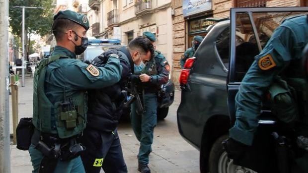 La Guardia Civil detiene en Barcelona a uno de los narcotraficantes que suministraba hachís al clan de 'Los Castaña'