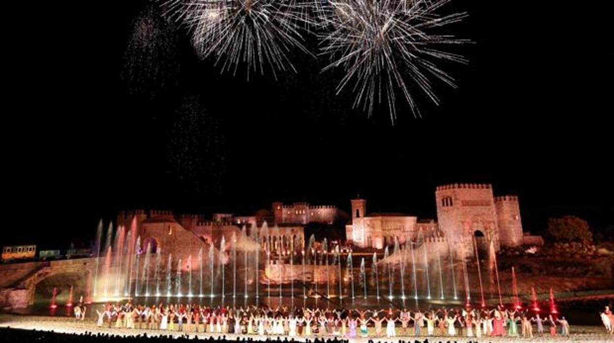 Fuegos artificiales al final del espectáculo 'El Sueño de Toledo'