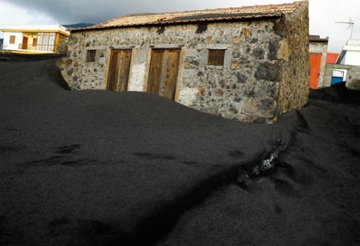 La ceniza cubre todo en las zonas urbanas afectadas por el volcán