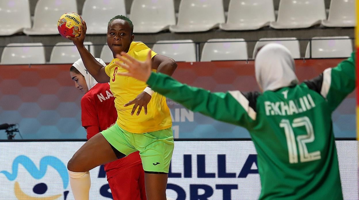 Imagen tomada durante el último partido entre Irán y Camerún en el Mundial de Balonmano Femenino