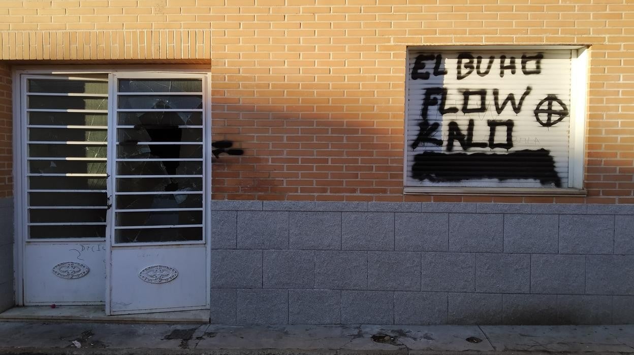 A la izquierda, la puerta de acceso al edificio, reventada por la Guardia Civil; a la derecha, una persiana con la firma de 'Kiko'