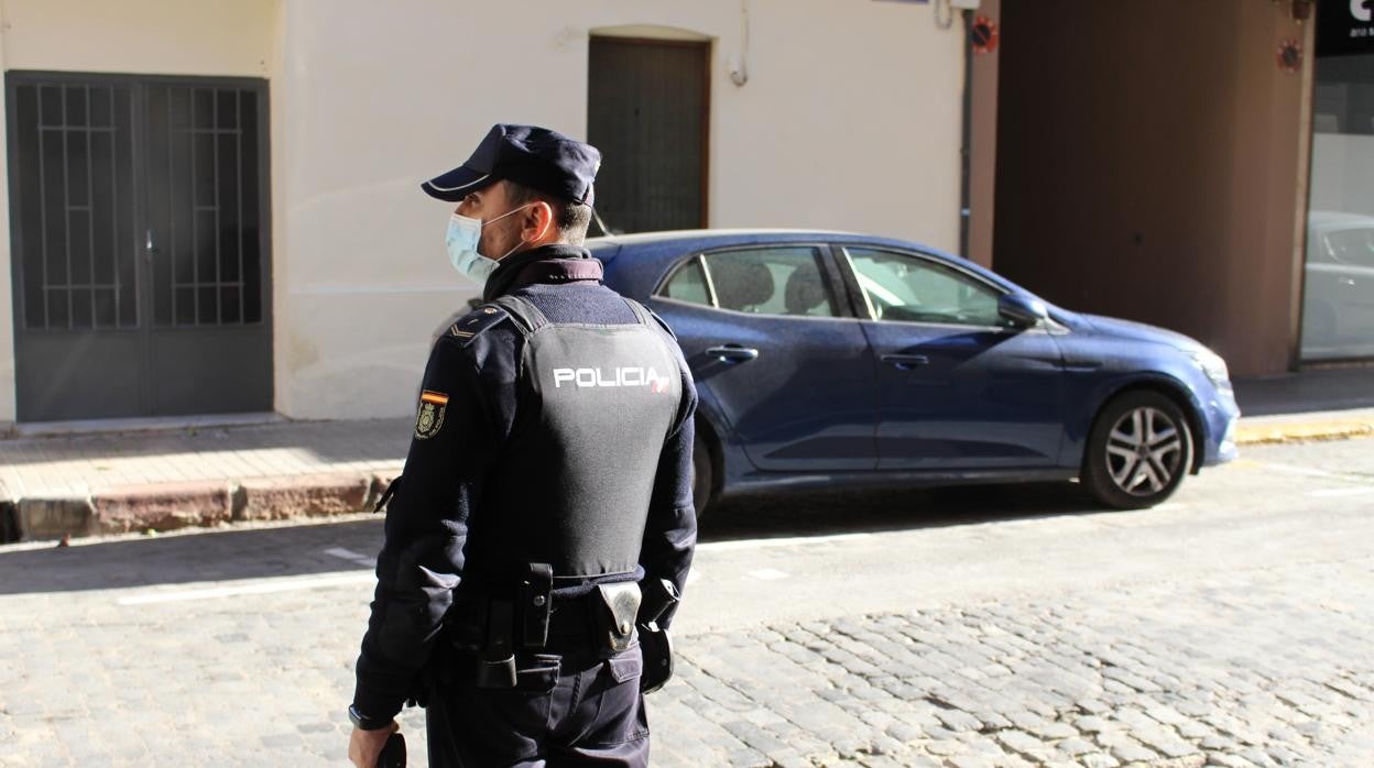 Imagen de recurso en la que aparece un agente de la Policía Nacional en Valencia