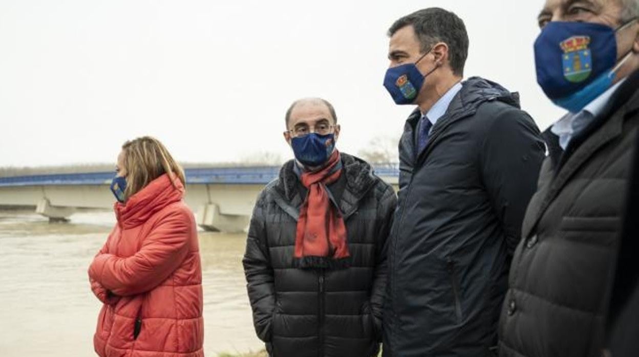 Pedro Sánchez y el aragonés Javier Lambán vistaron este martes las riberas del Ebro, anegadas por una nueva inundación. Los afectados les reprochan la falta de limpieza del cauce