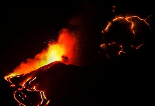 Cono eruptivo y rayos volcánicos