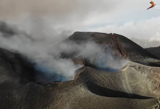 El volcán y sus conos eruptivos en desgasificación