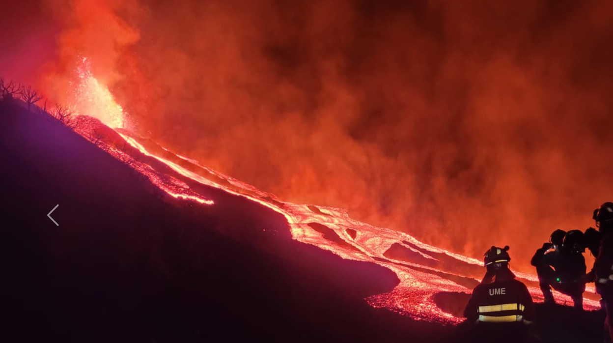 Efectivos del IGME bajo las coladas del volcán