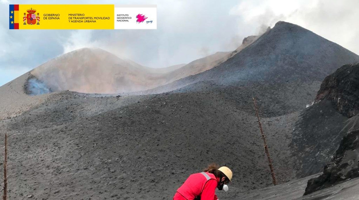 Científico del IGN toma muestras de gases en las proximidades de los centros de emisión más antiguos