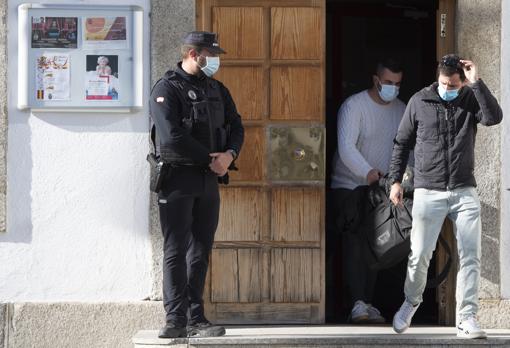 Los agentes sacan documentos de la sede del Ayuntamiento