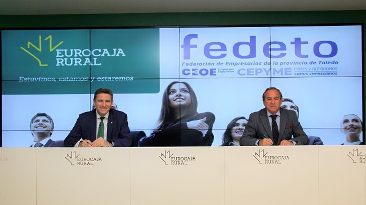 Momento de la rúbrica entre el director general de la entidad financiera, Víctor Manuel Martín López, y el presidente de Fedeto, Ángel Nicolás García