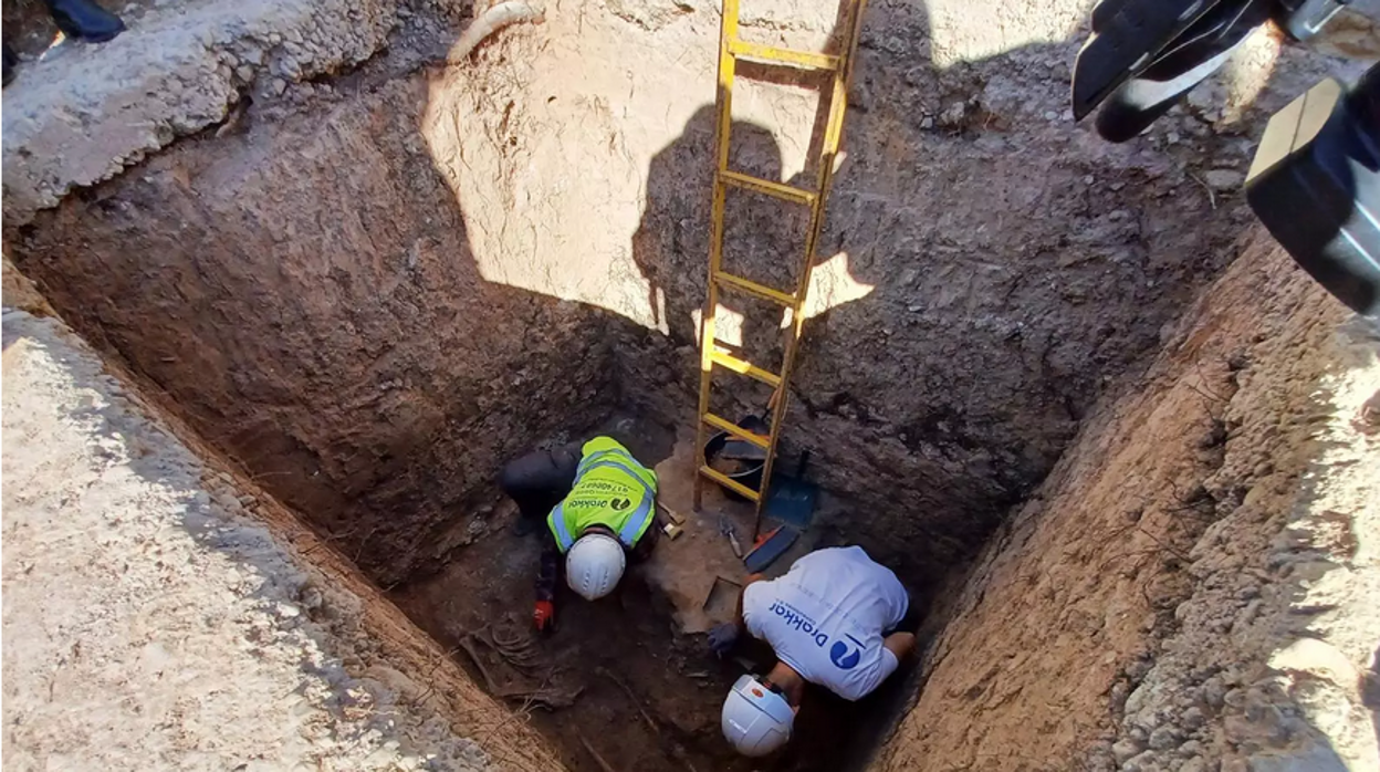 Trabajos de exhumaciones en una de las fosas comunes del cementerio de Alicante