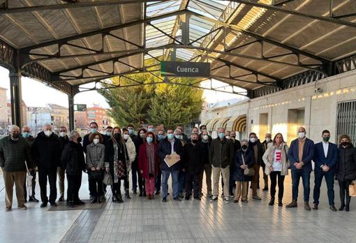 Alcaldes y representantes de colectivos ciudadanos, este jueves en la estación de tren de Cuenca