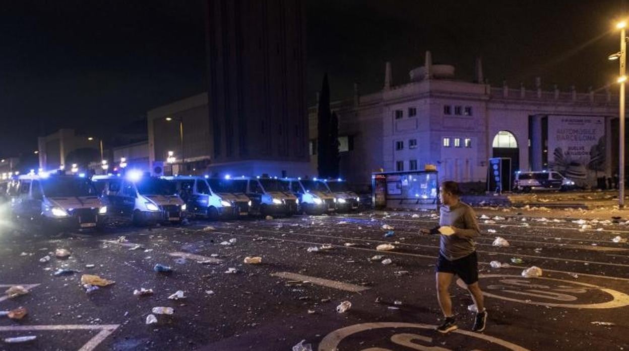 La plaza de España de Barcelona tras los altercados en las fiestas de la Mercè