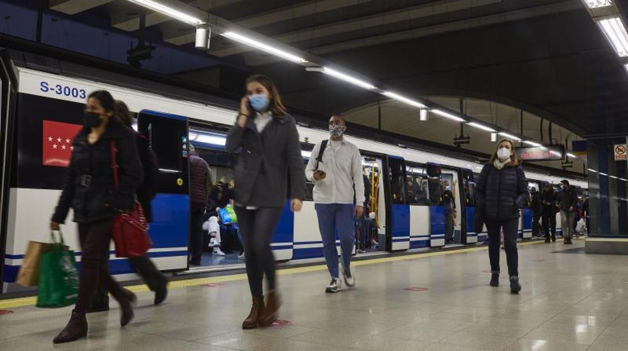 Usuarios en el Metro de Madrid