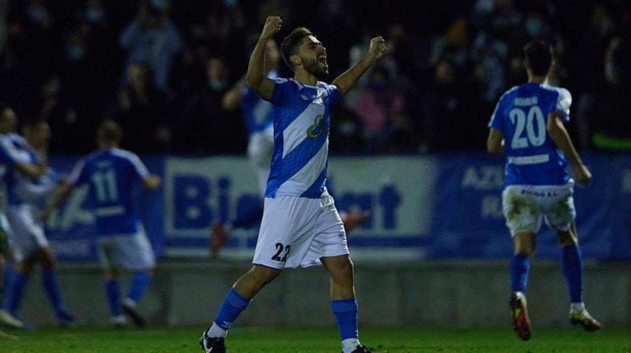 Toño Calvo celebra el momentáneo empate a dos del CF Talavera contra el Real Betis, que mandó el partido a la prórroga