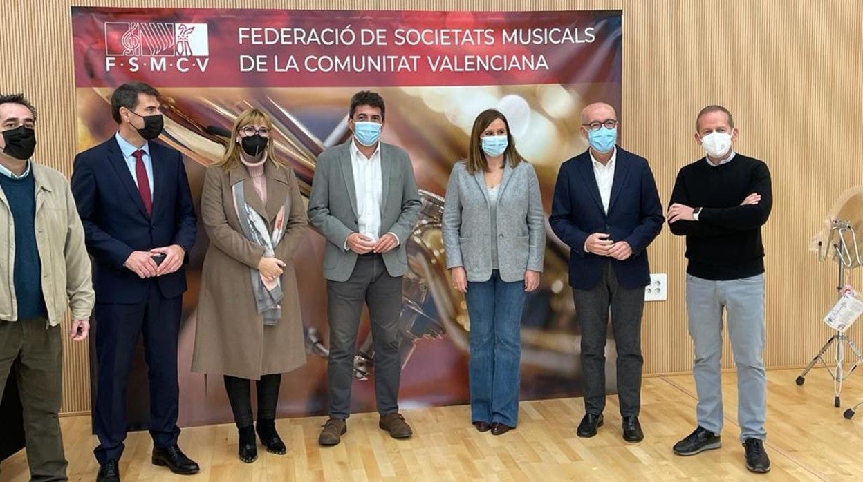 Carlos Mazón, junto a representantes de la Federació de Societats Musicals de la Comunidad Valenciana