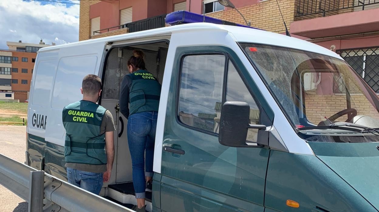 Imagen tomada durante de la detención de tres personas en Paiporta por delitos de estafa, usurpación de identidad y falsedad documental