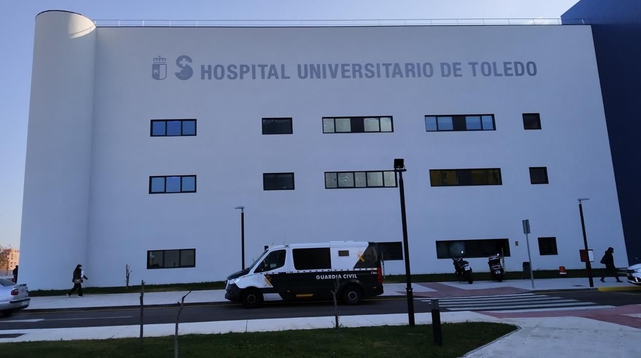 Un furgón de la Guardia Civil, este jueves en el Hospital Universitario de Toledo, donde 'Kiko' ha estado ingresado hasta este viernes