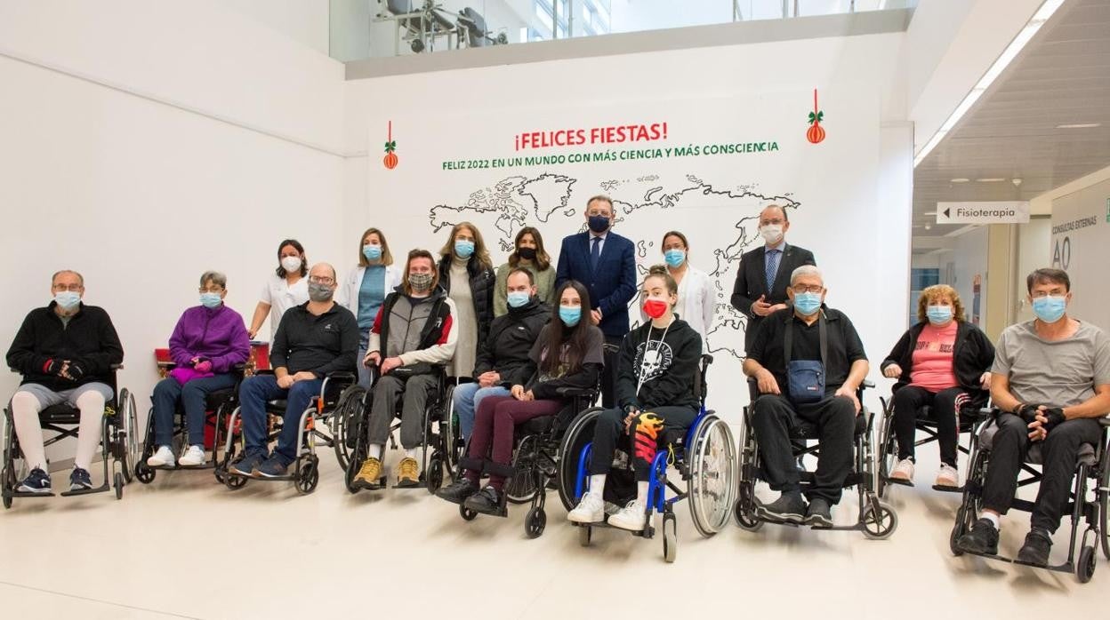 El consjeor de Sanidad posa con algunos pacientes ingresados en Parapléjicos