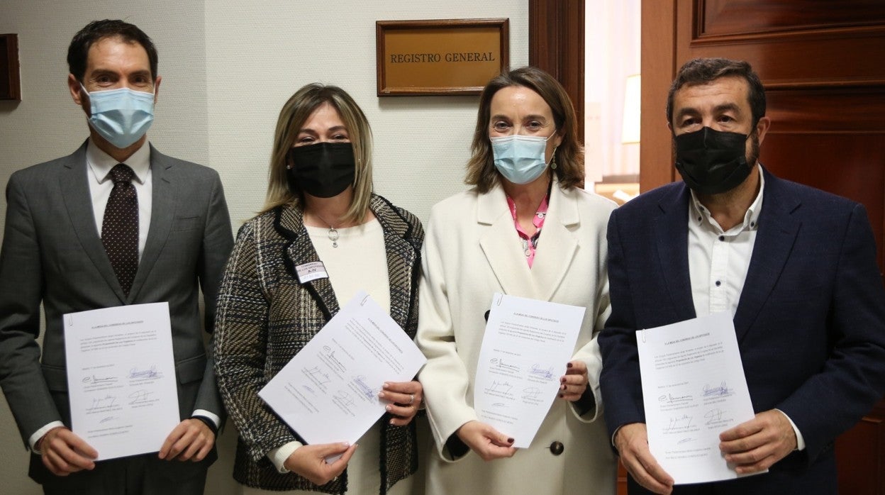 Portavoces de UPN, PP y Ciudadanos. con la madre de Marta Calvo, al registrar la proposición de ley en el Congreso de los Diputados