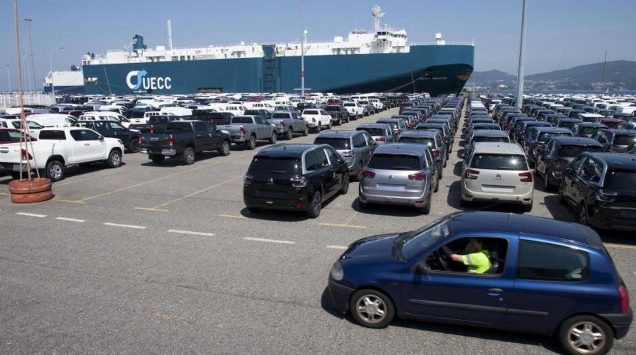 Vehículos de las marcas de Stellantis en el Puerto de Vigo preparados para su exportación