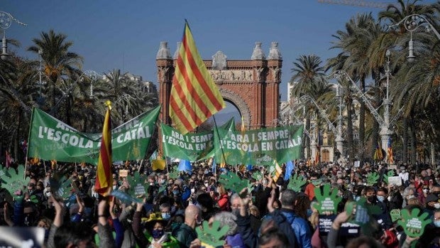 El independentismo se apropia de la manifestación en favor de la escuela en catalán