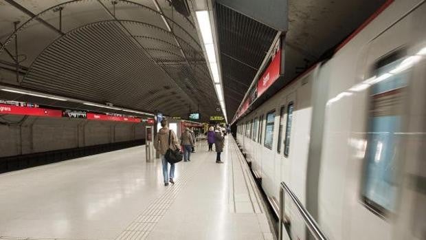 Detenido por empujar a una mujer a las vías del metro en Barcelona