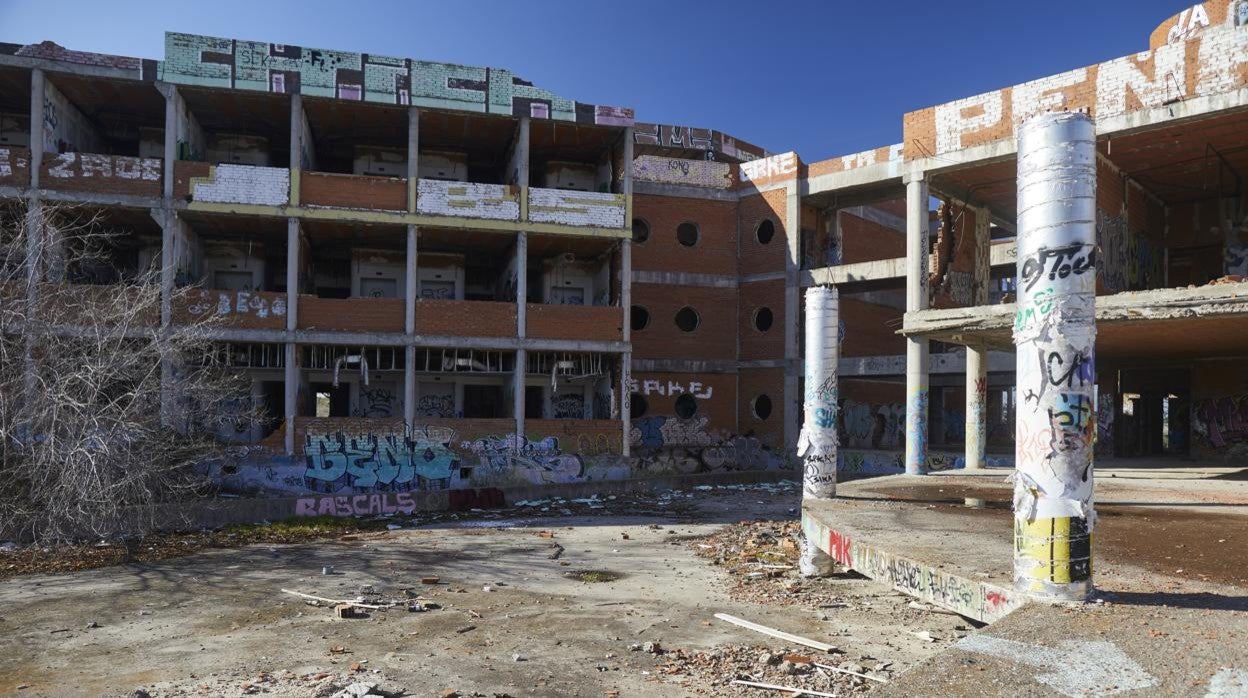 Las ruinas de lo que iba a ser el hospital oncológico, a un costado de la M-506