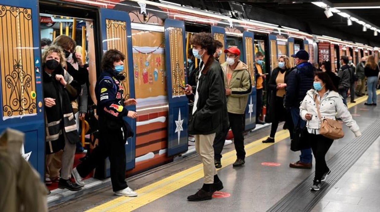 Línea 6 de Metro, decorada con motivos navideños