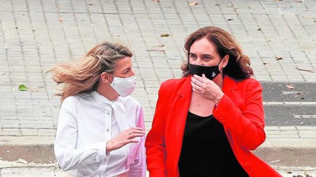La vicepresidenta tercera y ministra de Trabajo, Yolanda Díaz, y la alcaldesa de Barcelona, Ada Colau (i), durante una visita al barrio del Bon Pastor de Barcelona. en septiembre