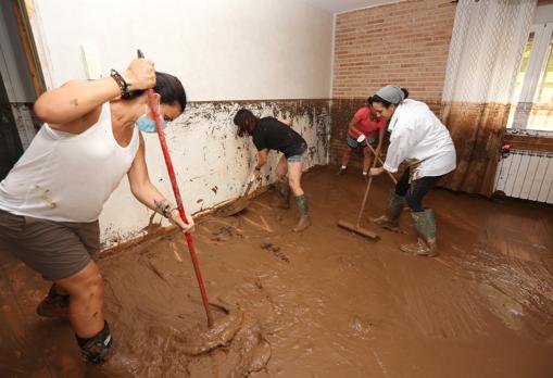 Cuatro mujeres sacan el agua acumulada por la DANA del 1 de septiembre en una casa