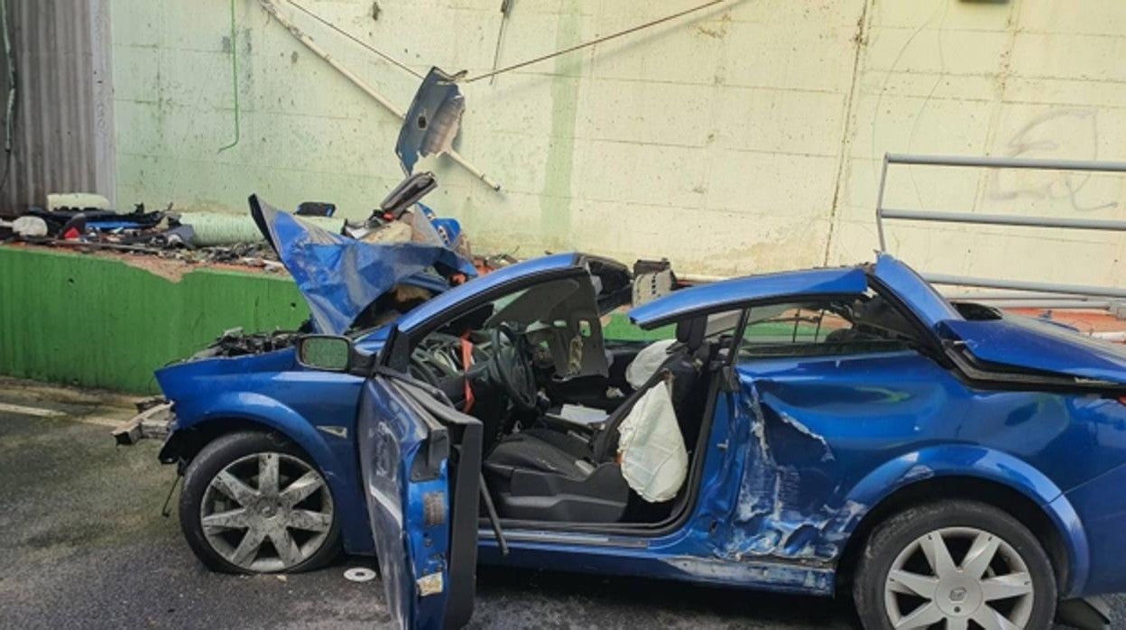 Imagen del coche siniestrado en la autovía A-3 a su paso por Quart de Poblet (Valencia)