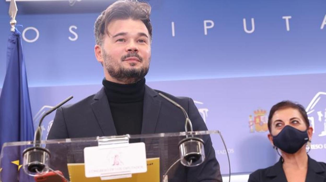 Gabriel Rufián, portavoz de ERC en el Congreso, acompañado por Mertxe Aixpurúa, de Bildu, durante una rueda de prensa a finales de noviembre