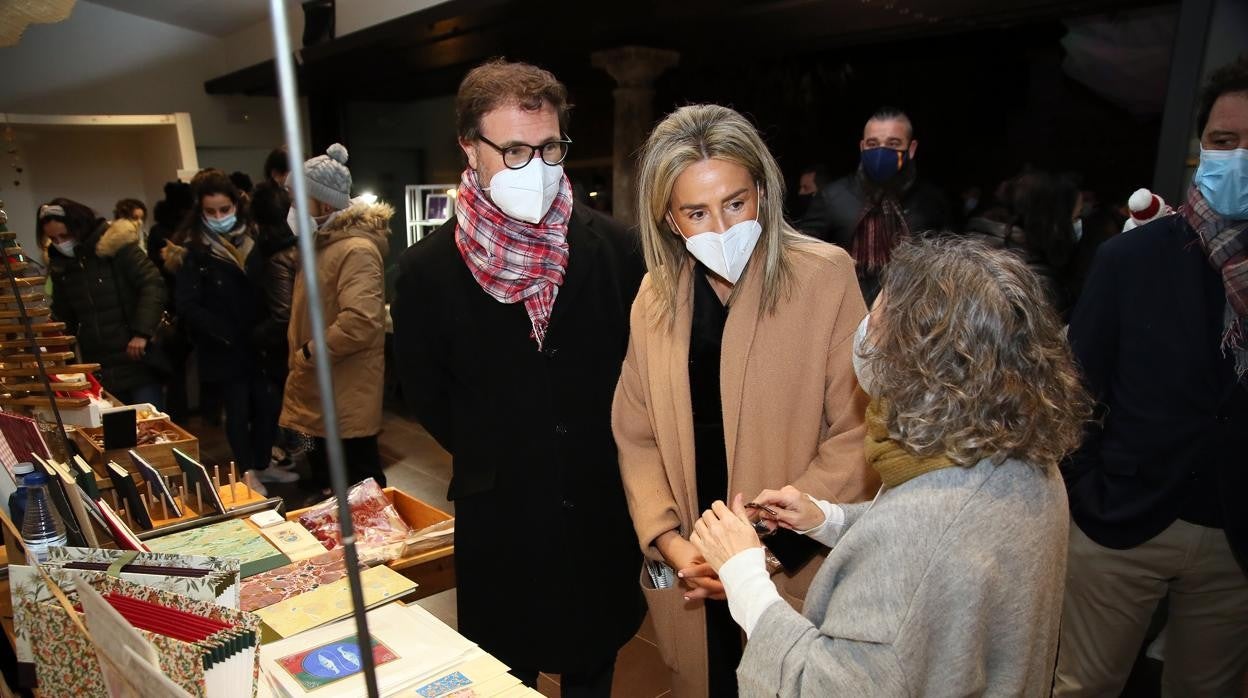 Milagros Tolón durante su visita al Mercado de Navidad de San Lucas