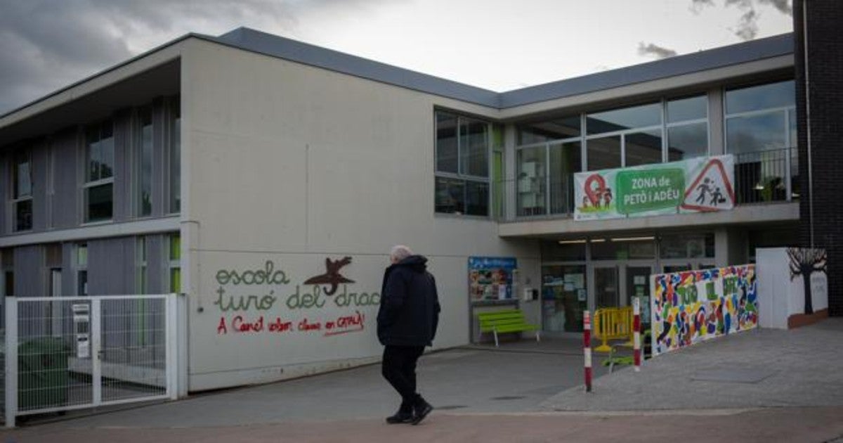 Imagen de la fachada de la Escuela de Canet, en la que se acosó a los padres que pidieron más castellano