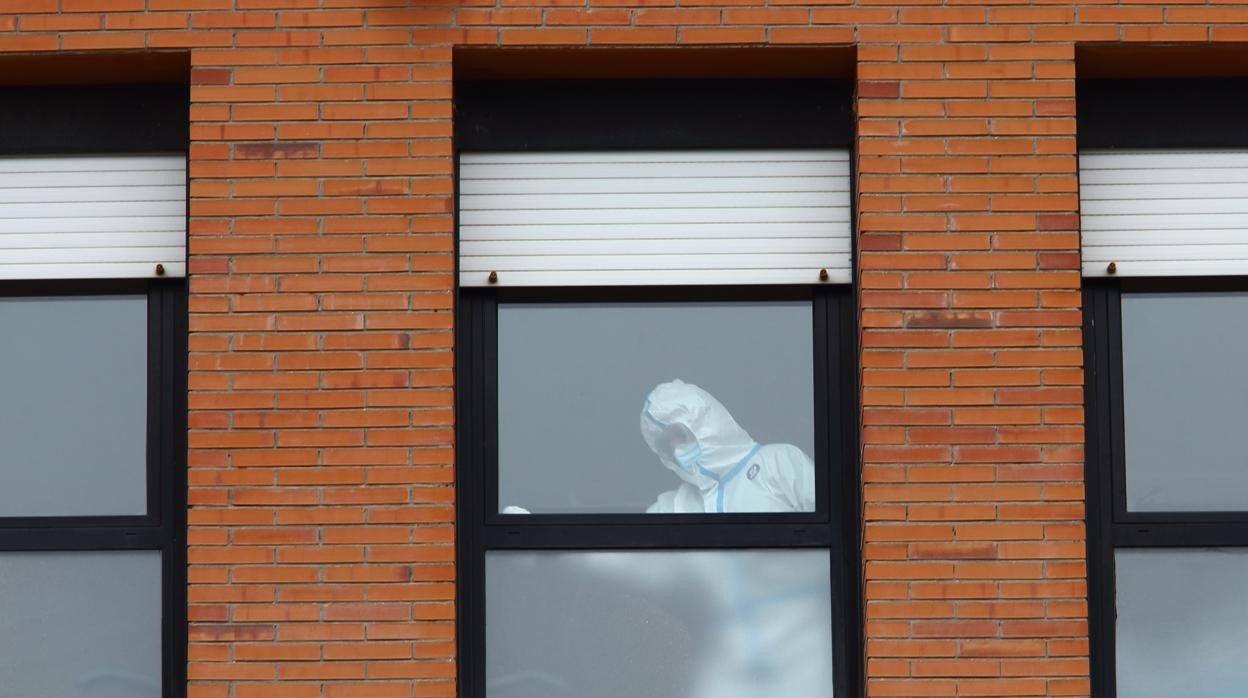 Imagen de archivo de una desinfección sanitaria en el Hospial del Bierzo