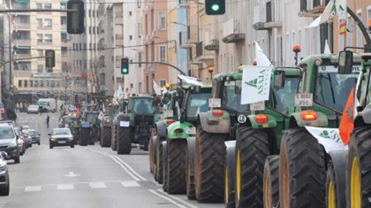 Manifestación de agricultores recorriendo las calles de Cuenca