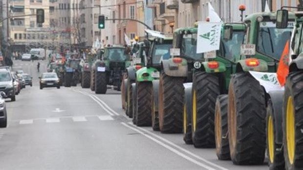 Agricultores conquenses salen a la calle para protestar por la subida de los costes y los recortes en la PAC