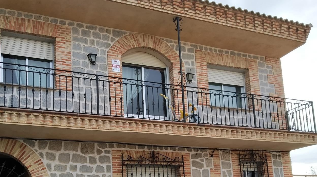 El crimen sucedió en el 1ºB del número 9 de la calle de Miguel de Cervantes. En el balón, un triciclo