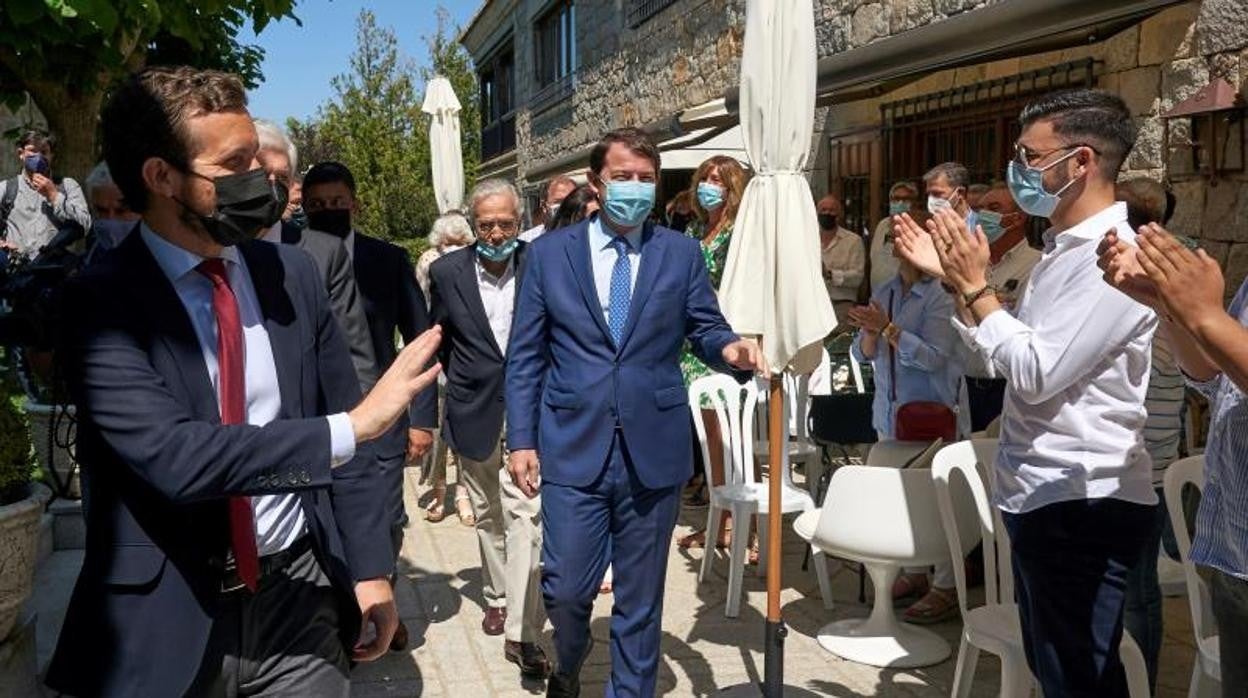 El líder nacional del PP, Pablo Casado (a la izquierda de la imagen), junto al presidente de Castilla y León, Alfonso Fernández Mañueco, en una visita a Ávila el pasado verano