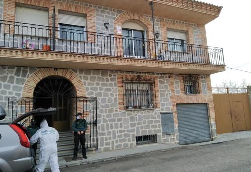 Un agente de Criminalística de la Comadancia de la Guardia Civil de Toledo, delante del edificio donde ocurrió el homicidio