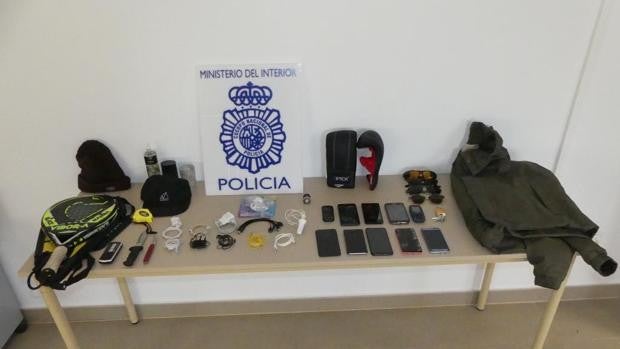 Siete detenidos en Hellín, tres de ellos menores, por más de 30 robos en el interior de vehículos