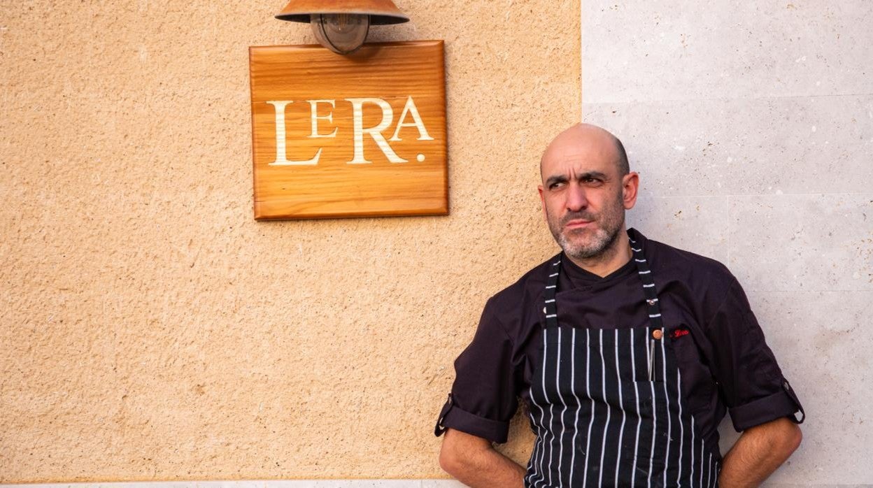 Luis Alberto Lera, a las puertas de su restaurante en Castroverde de Campos