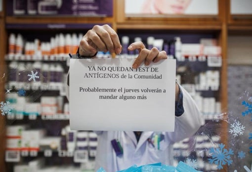 Una farmacia avisa de la falta de test de antígenos a sus clientes