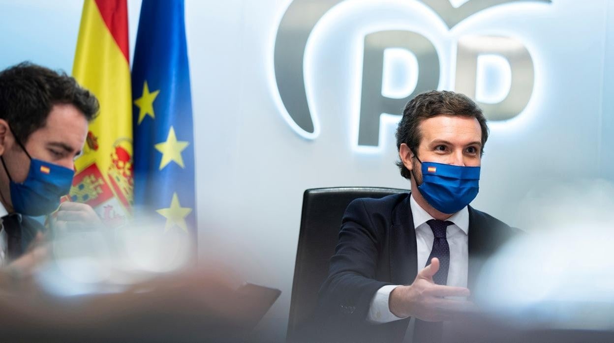 El presidente del Partido Popular, Pablo Casado (d), preside la reunión del Comité de dirección del PP celebrada este lunes en Madrid