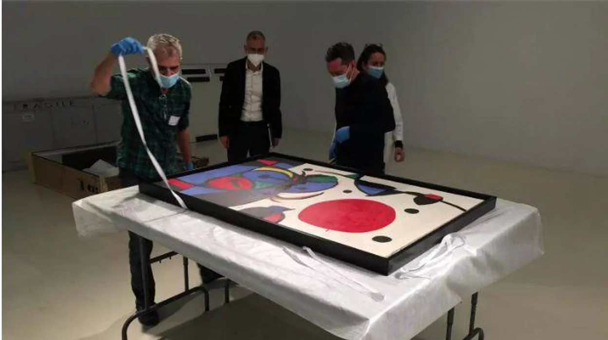 El director de la Fundación Miró, Marko Daniel, supervisa la llegada de una de las obras de Miró