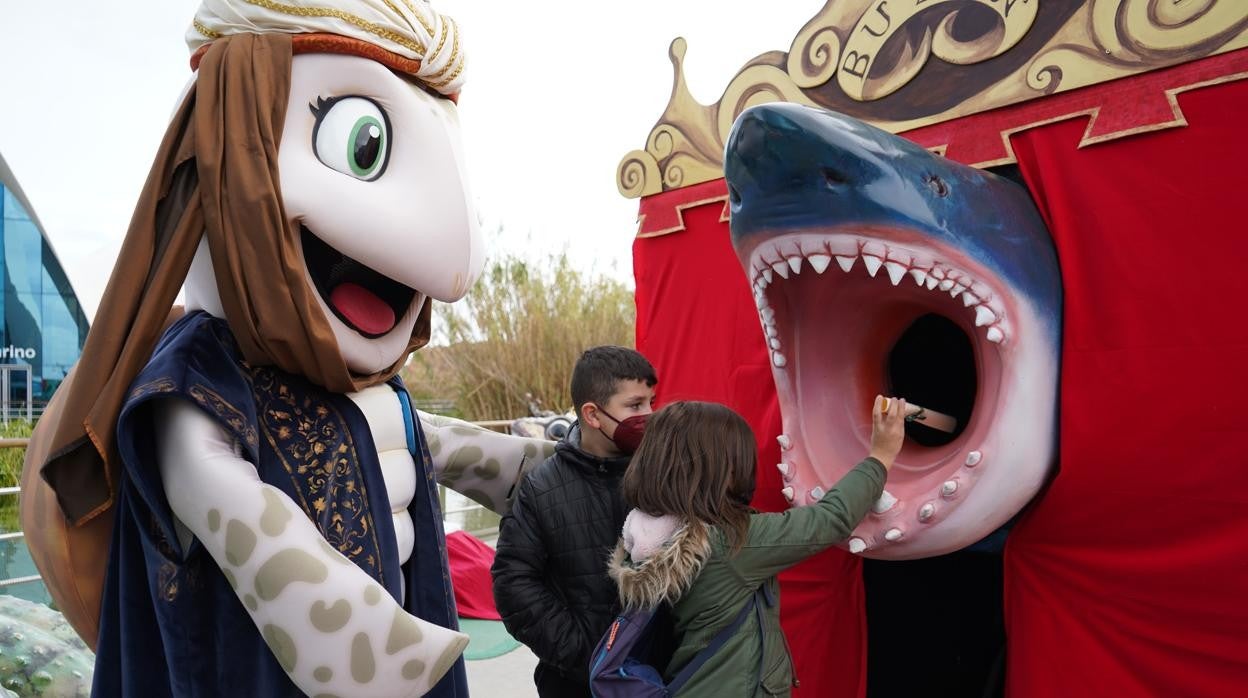 Imagen de una niña deposita su carta en el tibuzón del Oceanogràfic