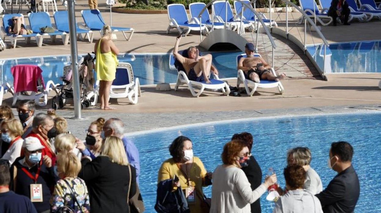 Turistas en un conocido hotel de Benidorm