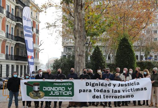 La Asociación Dignidad y Justicia a las puertas de la Audiencia Nacional